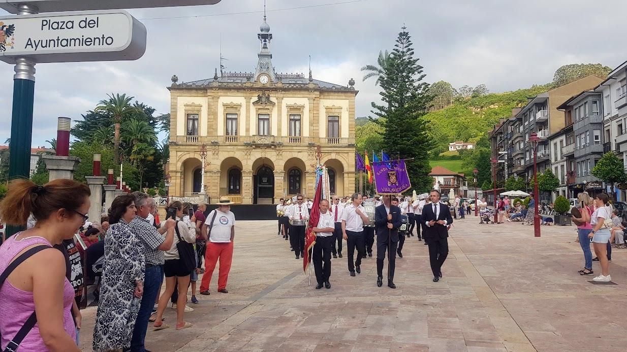 El Festival de Música toma las calles de Villaviciosa y llena el jardín de la Casa de los Hevia