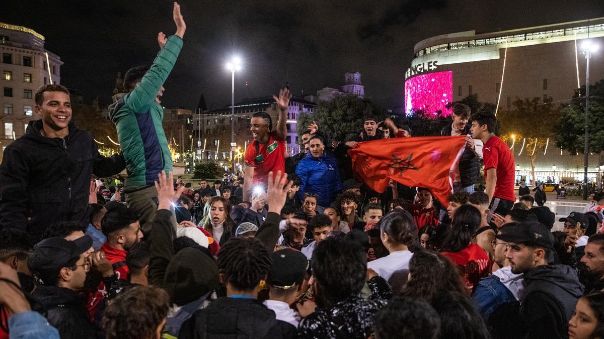 Mundial de Qatar. Es la hora de España y de Marruecos. En la foto, celebración de aficionados marroquís en Barcelona por su clasificación en octavos de final.