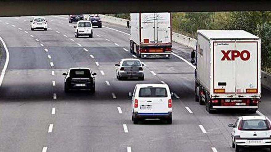 Camions circulant per l&#039;AP-7 al seu pas per Girona.