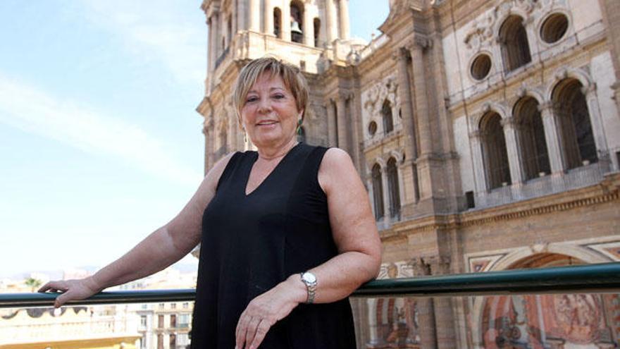 Celia Villalobos ante la fachada de la Catedral de Málaga, desde el balcón de su casa.