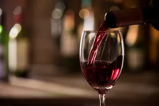 Tomar una copa de vino al día provoca 4.600 casos de cáncer de mama al año en la UE