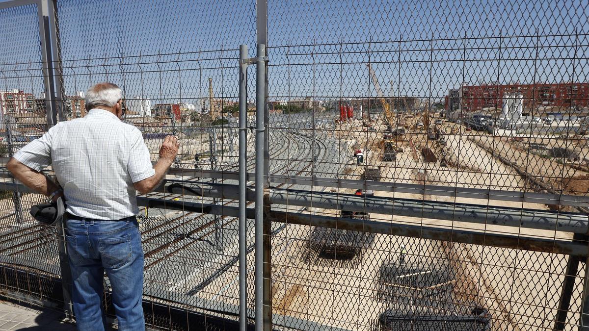 Un viandante observa las obras de soterramiento del parque central, futuro bulevar Garcí Lorca