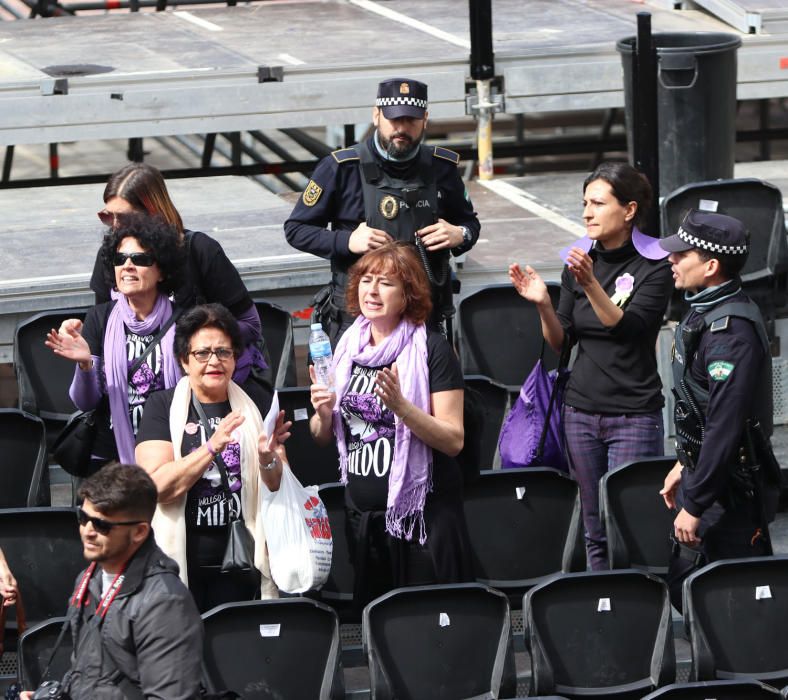 8-M en Málaga | La Policía Local desaloja la tribuna de Semana Santa durante