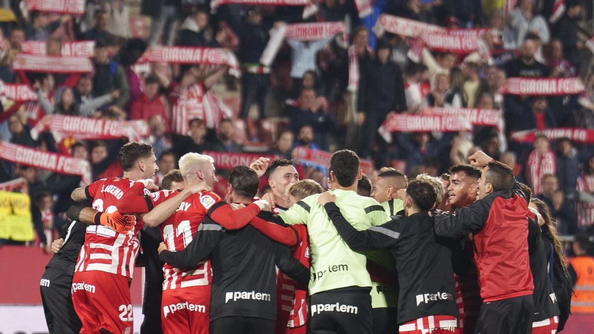 Los jugadores del Girona celebrando el triunfo ante el Real Madrid en Montilivi  