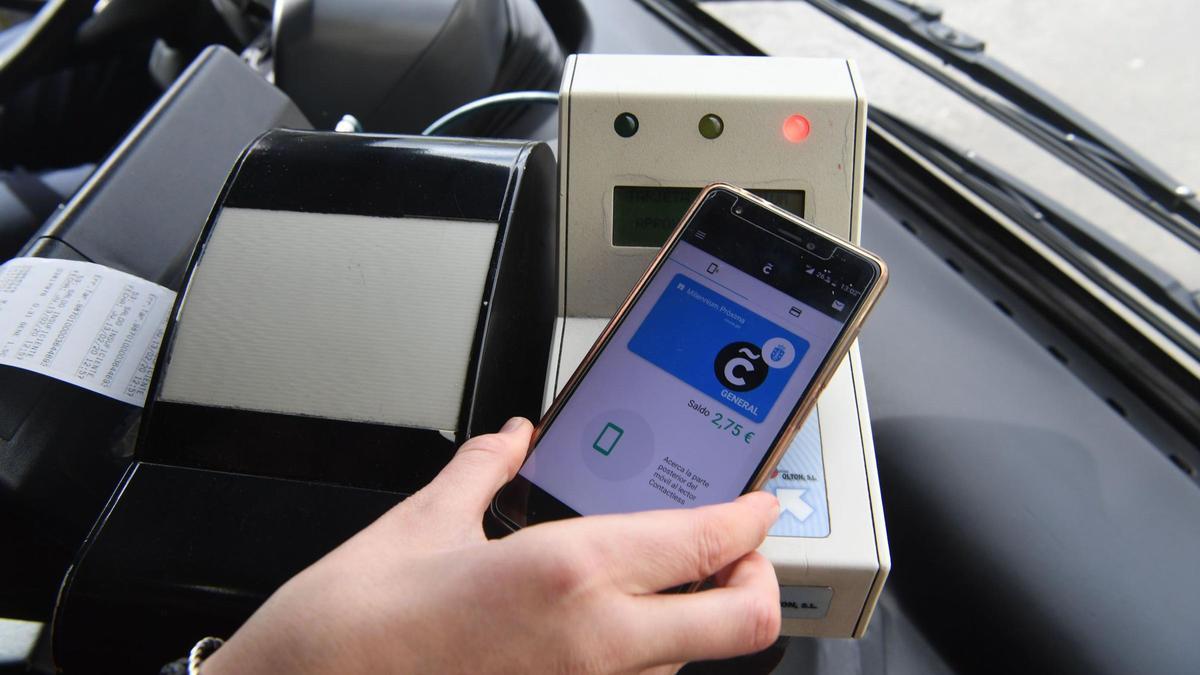 Una usuaria paga el bus con la aplicación Millennium Próxima