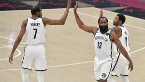 Els Cavaliers amarguen el debut del ‘Big Three’ amb els Nets