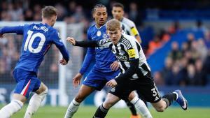 Lewis Hall, del Newcastle, defendido por dos jugadores del Chelsea. 