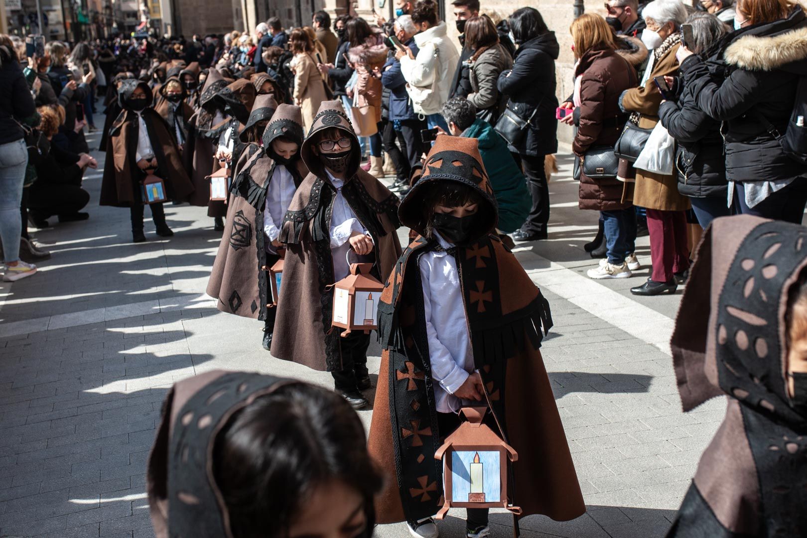 GALERÍA | La particular procesión de las Capas Pardas de los niños de la Milagrosa de Zamora