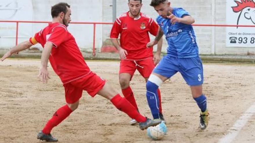 Ávila, autor del primer gol calafí, prova de superar un defensa local