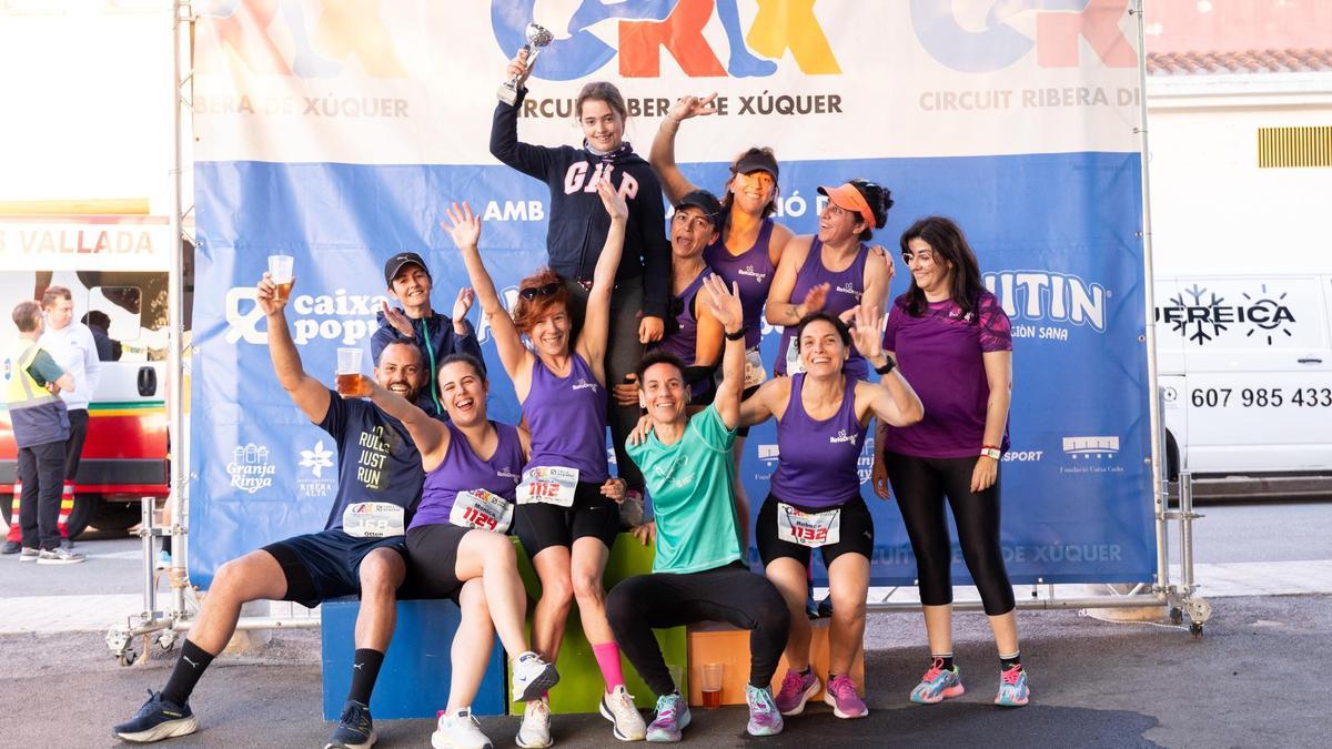 Emma Peris (arriba del todo, con una copa) pudo participar de manera extraoficial en la carrera.