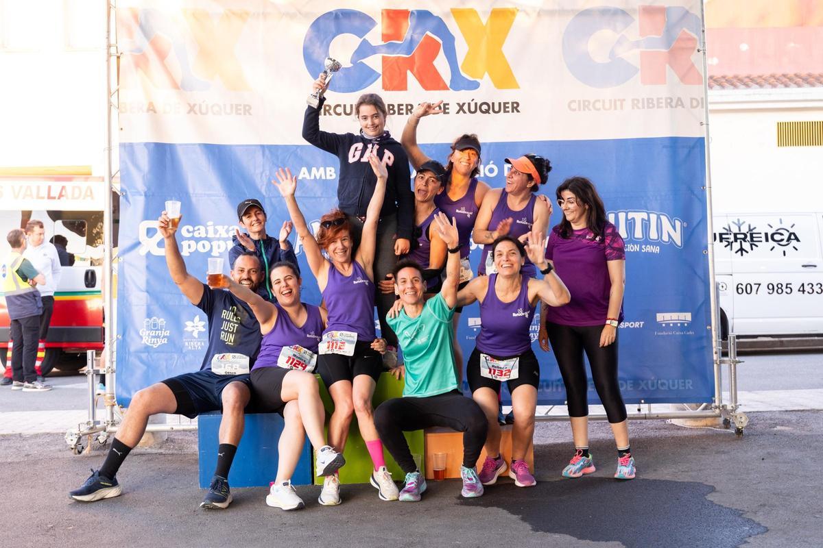 Emma Peris (arriba del todo, con una copa) pudo participar de manera extraoficial en la carrera.