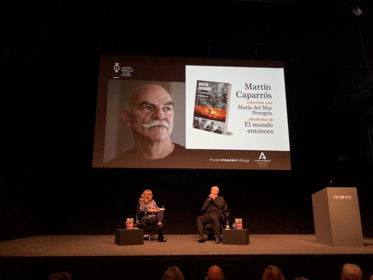 Martín Caparrós y Mar Peregrín en la presentación de su último libro 'El mundo entonces' en el museo Picasso