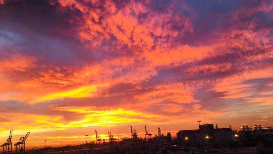 Las Palmas de Gran Canaria amanece con cielo naranja