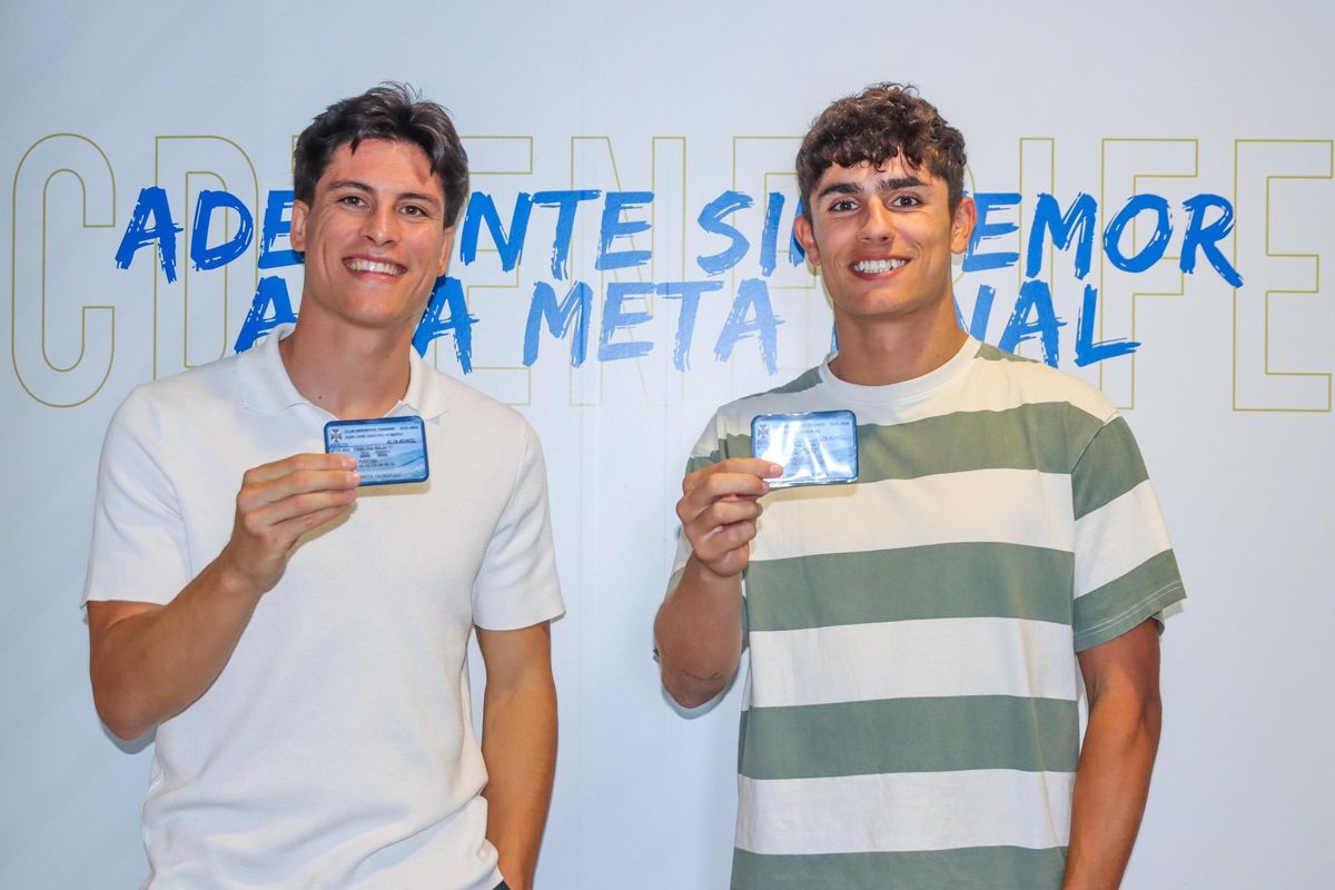 Juanjo Sánchez (izquierda) y Ander Zoilo (derecha) sonríen mientras muestran su carné de abonado para la 25/26.
