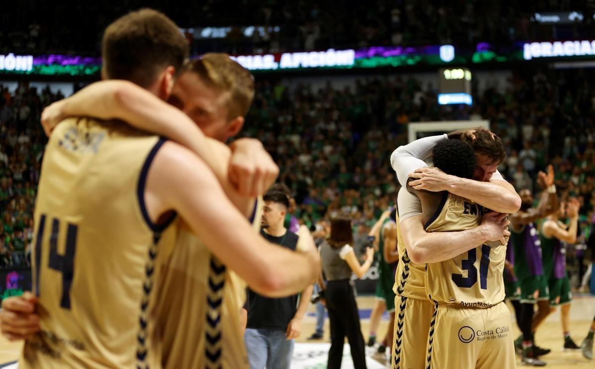 Los jugadores del UCAM Murcia celebran el pase a la final sobre la pista del Martín Carpena