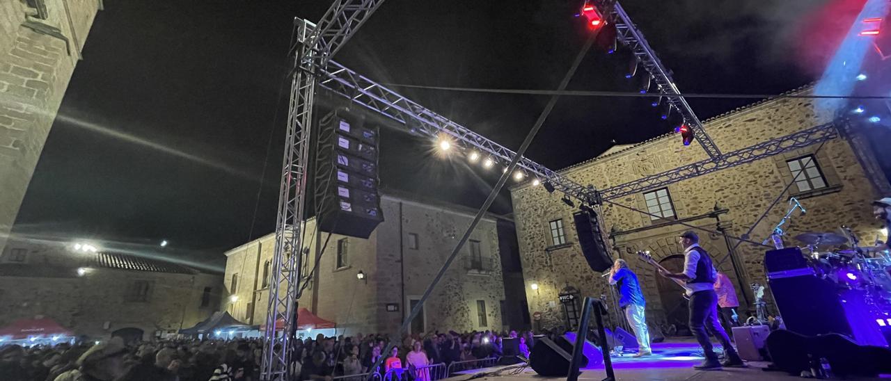 El festival de blues, este viernes con una plaza de Santa María abarrotada.