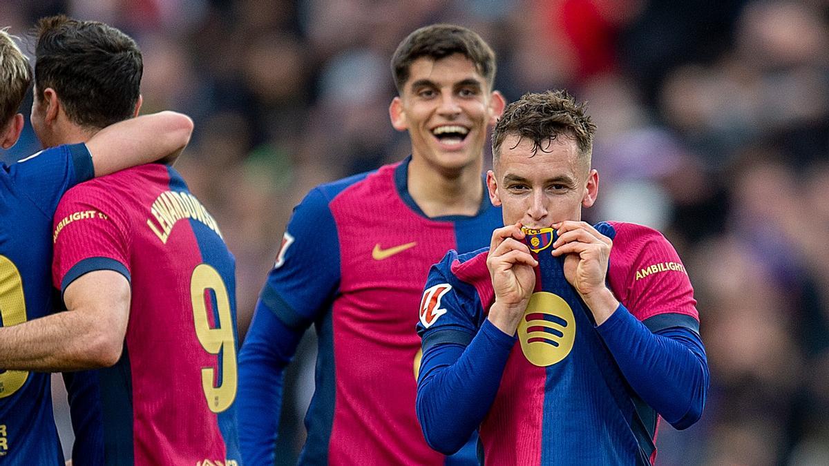 Marc Casadó besa el escudo del Barça tras marcar el 2-0 del Barça a la Real Sociedad desviando un tiro de Dani Olmo en Montjuïc.