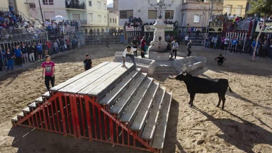 el adelanto de la primera jornada de fiestas fue todo un éxito.La plaza dels Xorros estuvo abarrotada de aficionados. fi.brotons Nadie quiso perderse la tarde de toros en la Vall. f i.brotons Muchos aprovecharon para disfrutar de un domingo de Pascua taurino junto a los amigos f i.brotons