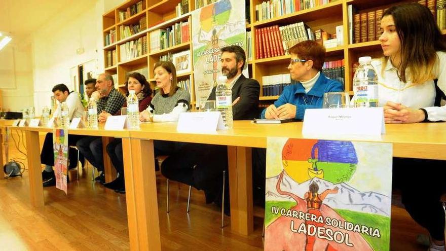 La presentación contó con presencia de Concello, Diputación y colegio San Francisco, además de los atletas elegidos como padrinos. // I.A.