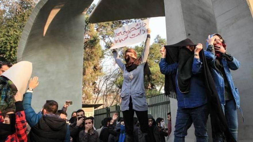 Estudiants iranians protesten contra el Govern al voltant de la Universitat de Teheran