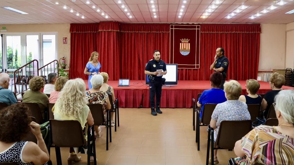 La Policía Local de Onda promueve la seguridad y el bienestar de las personas mayores durante el verano