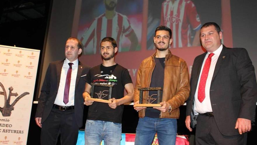 Alejandro Murias, presidente de la peña veigueña, Nacho Cases, Sergio Álvarez y el alcalde de Vegadeo, César Álvarez, ayer, en el auditorio veigueño.