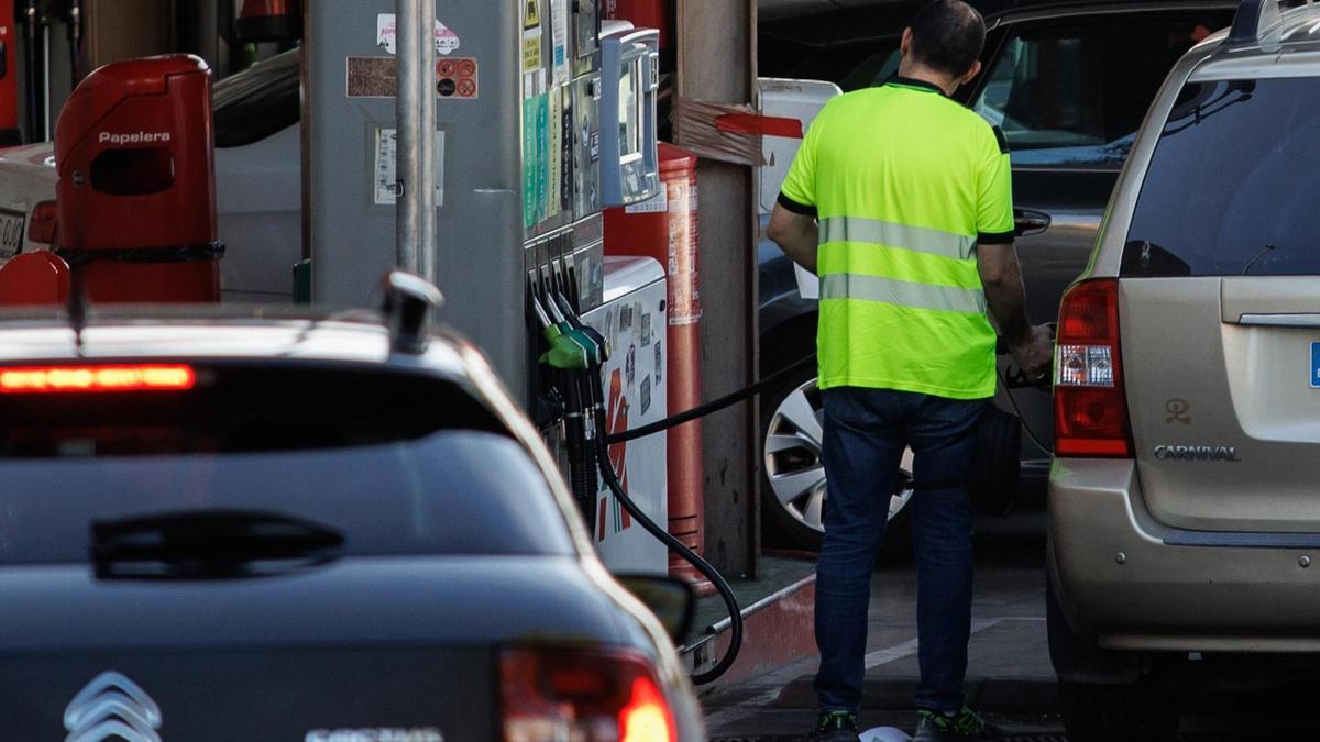 Los sevillanos afrontan la subida de la gasolina por la guerra de Irán: diferencias de hasta 13 euros por llenar el depósito entre estaciones