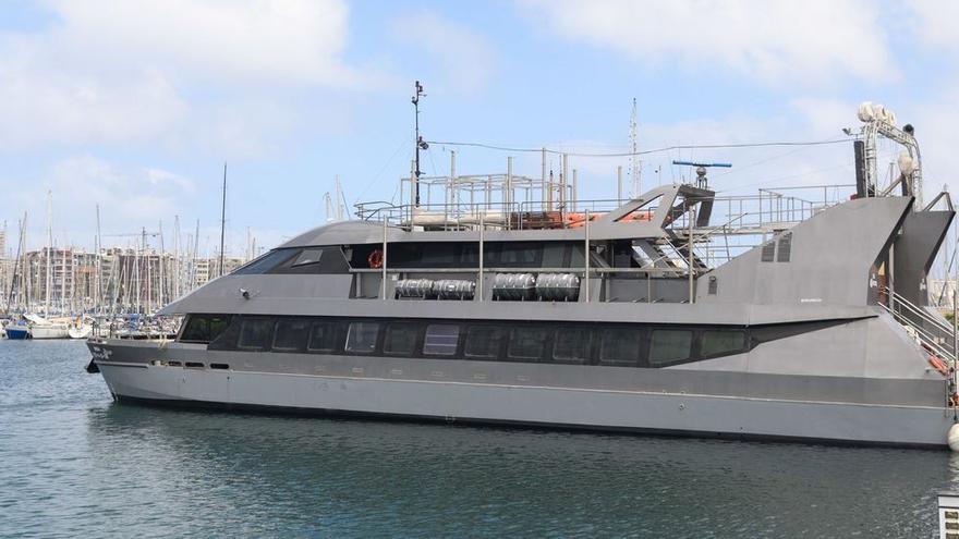 El catamarán Sira, atracado en el Muelle Deportivo de Las Palmas de Gran Canaria.