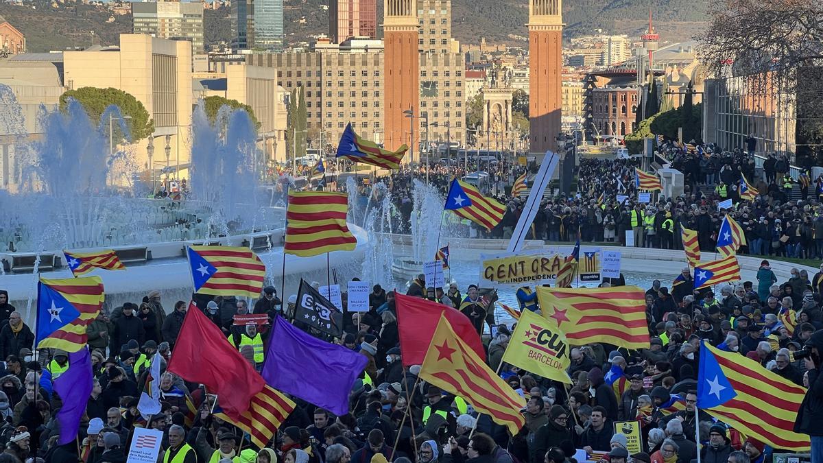 Manifestació independentista a la font de Montjuïc i a l’avinguda Maria Cristina per protestar per la cimera hispano-francesa.