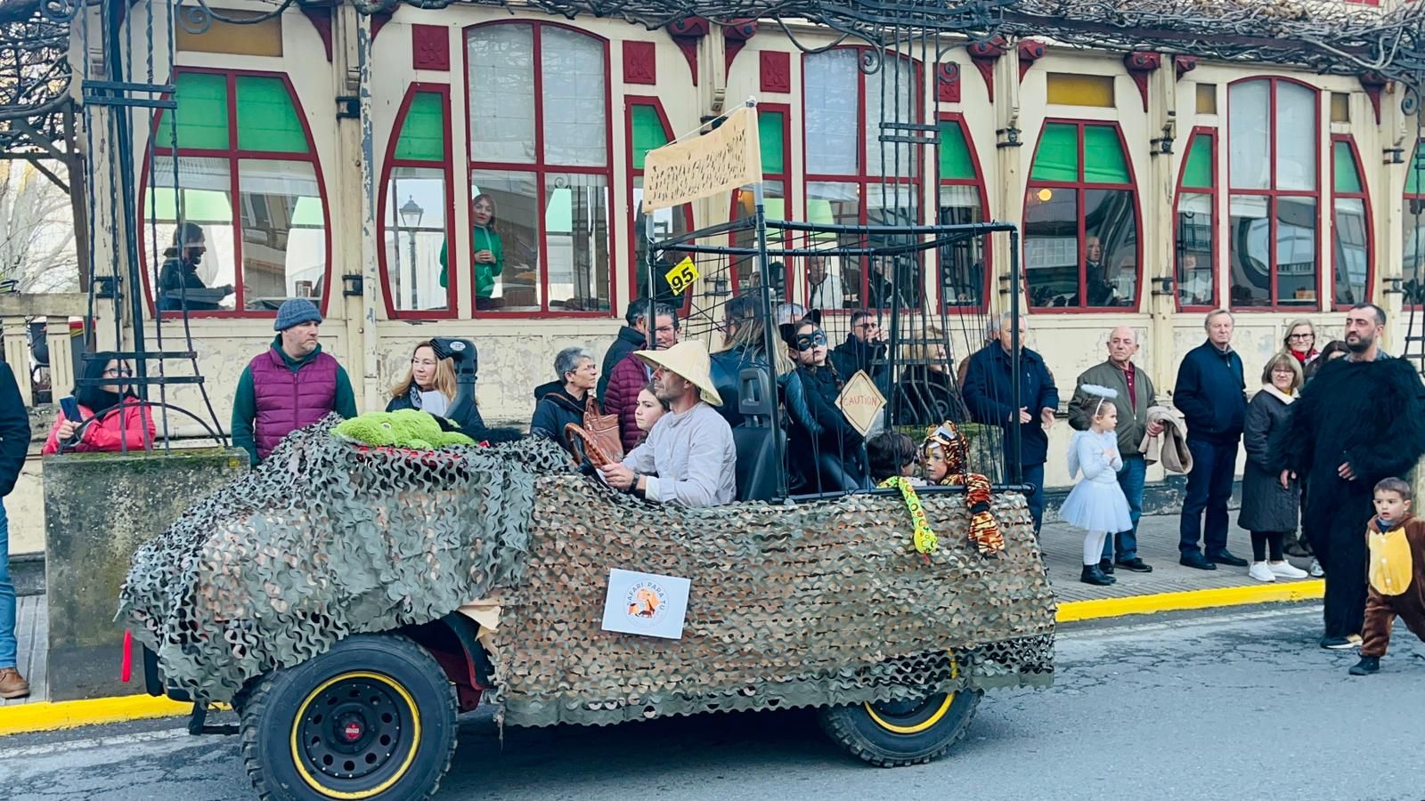 Carnaval 2023: Las comparsas llenan de color el centro de Sada