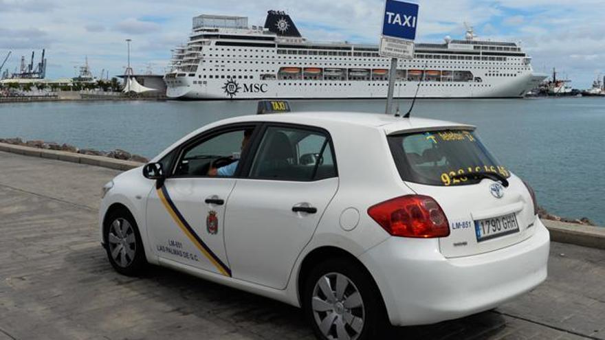 La parada de taxis de los cruceros se cierra por las noches para evitar colas