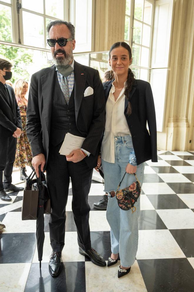 Victoria Federica en el desfile de Dior con vaqueros, americana y camisa blanca