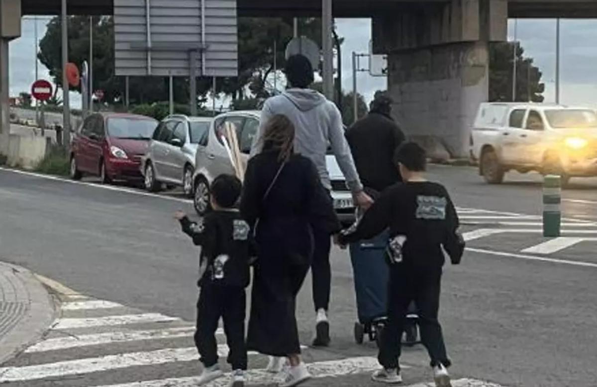Iborra, andando con los suyos por la carretera, camino de Paiporta