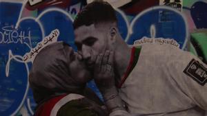 Pintan un mural del jugador marroquí Hakimi con su madre en Barcelona.