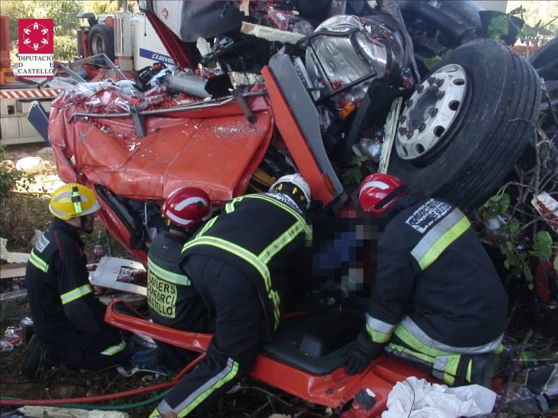 GALERÍA DE FOTOS - Camionero muerto en la AP-7 en Alcalà de Xivert