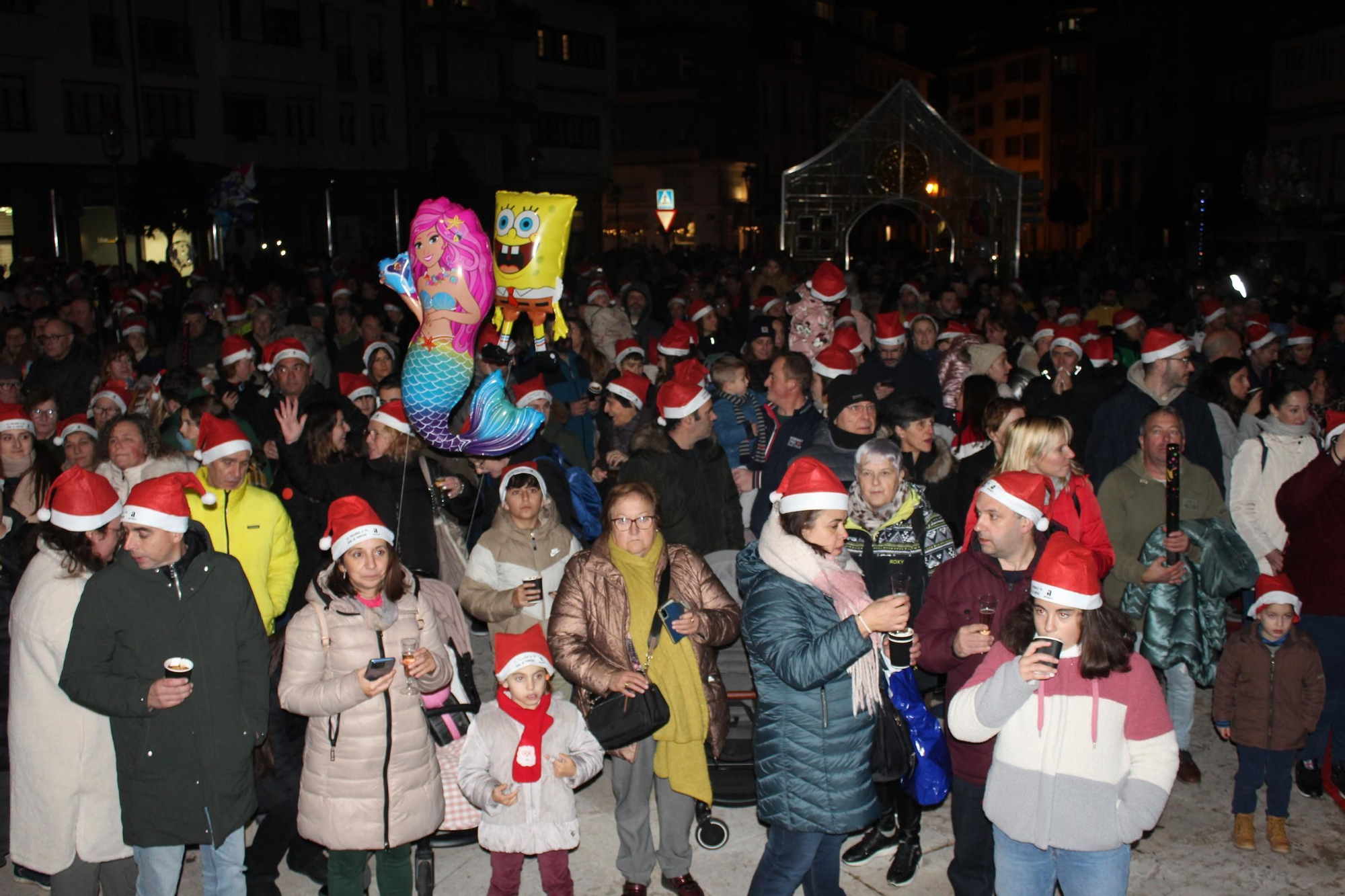 Villaviciosa 'descorcha' la Navidad con un brindis multitudinario