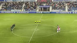 El emotivo minuto de silencio en el Heliodoro antes del CD Tenerife - Racing por la muerte de un joven aficionado