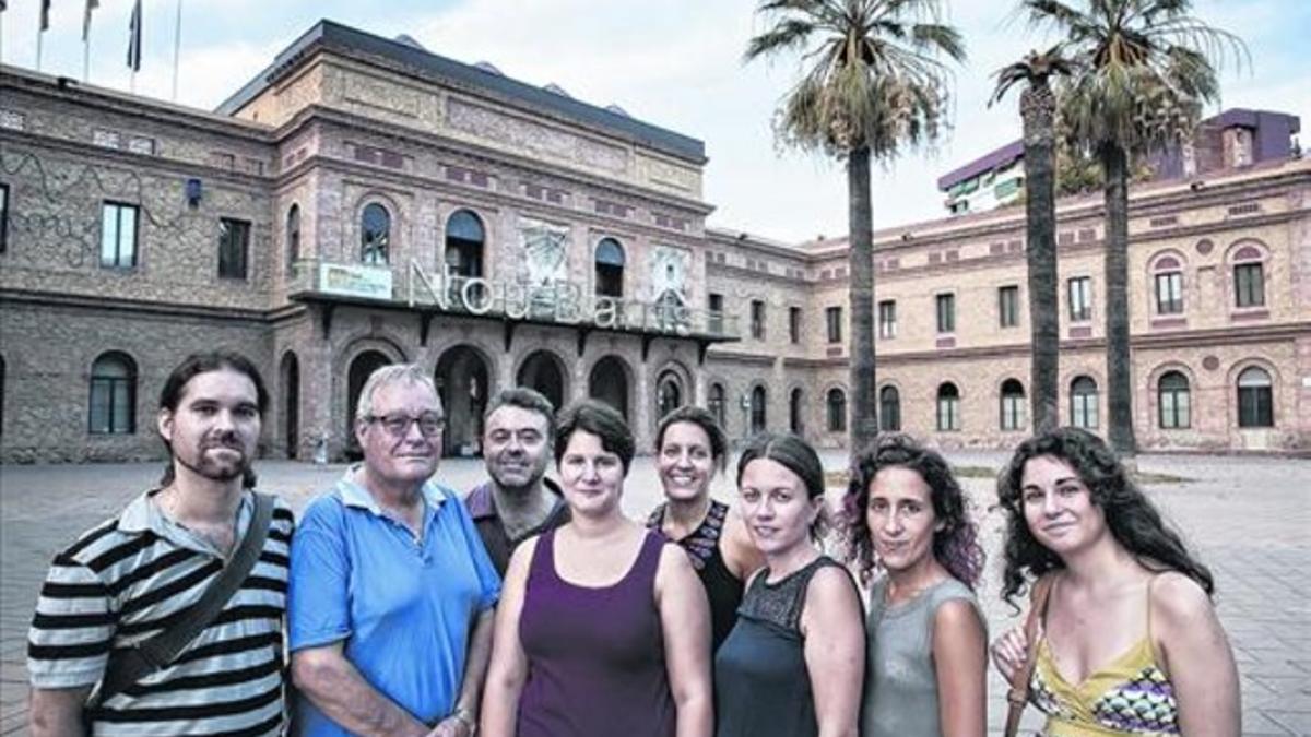 Antiguo pabellón 8 Miembros del Grup d'Història de Nou Barris posan frente a la actual sede del Distrito.