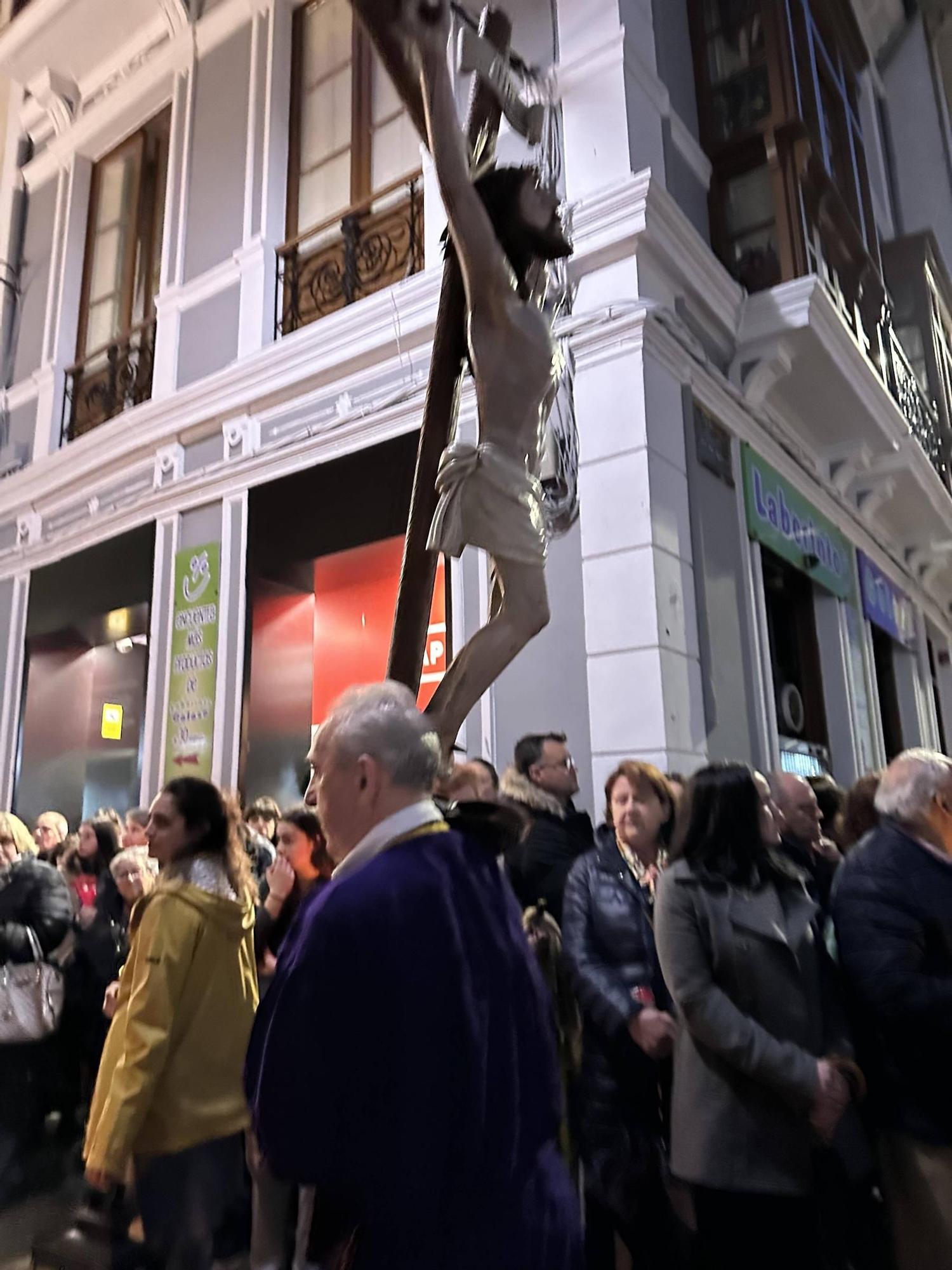 EN IMÁGENES | La envolvente procesión del Nazareno en Luarca