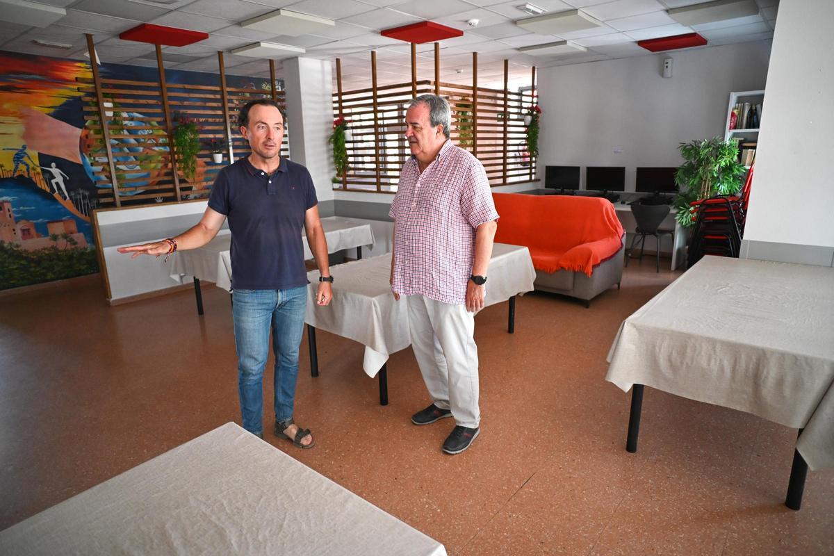 El coordinador de Cáritas en Elche, Alejandro Ruiz, con el director Jaime Pascual en una de las salas que se reformará