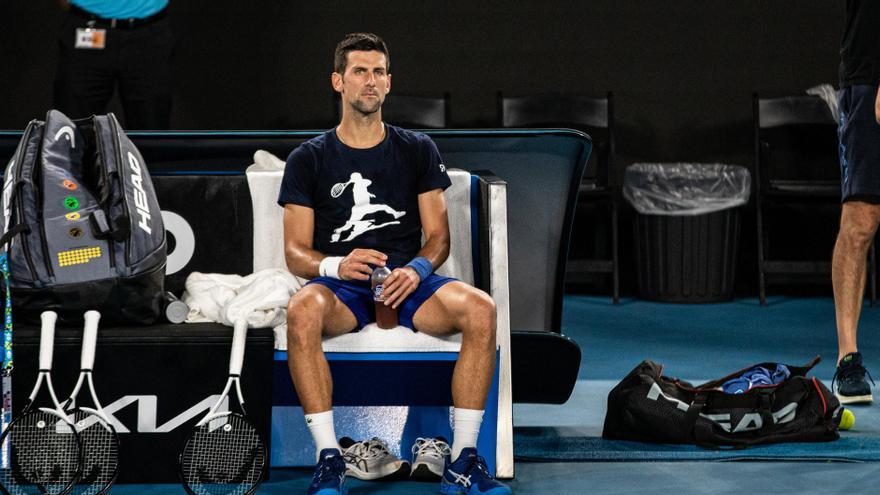 Novak Djokovic descansa durant un entrenament