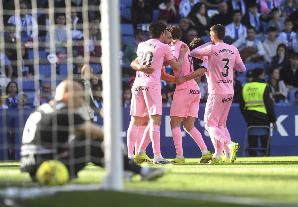 Los jugadores del Celta celebran el gol que luego sería anulado.