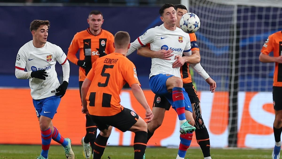 Lewandowski lucha un balón ante el Shakhtar