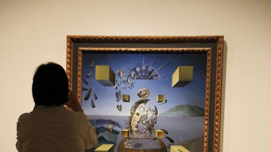 Una obra de l&#039;exposició que el MNAC dedica a Gala Dalí es reflexa en una vitrina de la sala.