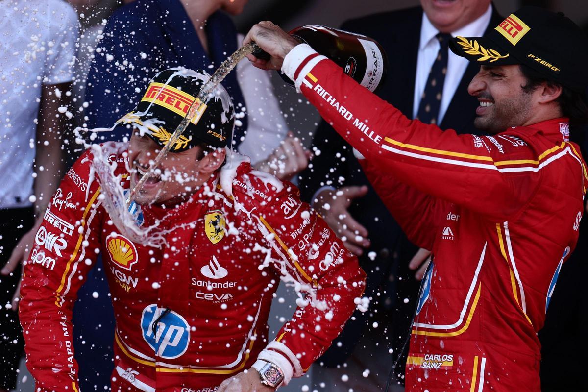 Sainz celebra la victoria de Leclerc para Ferrari en Mónaco