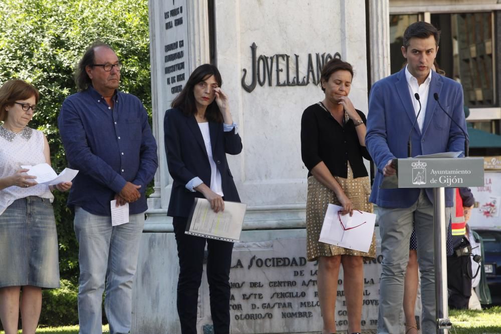 Ofrenda floral a Jovellanos en Gijón