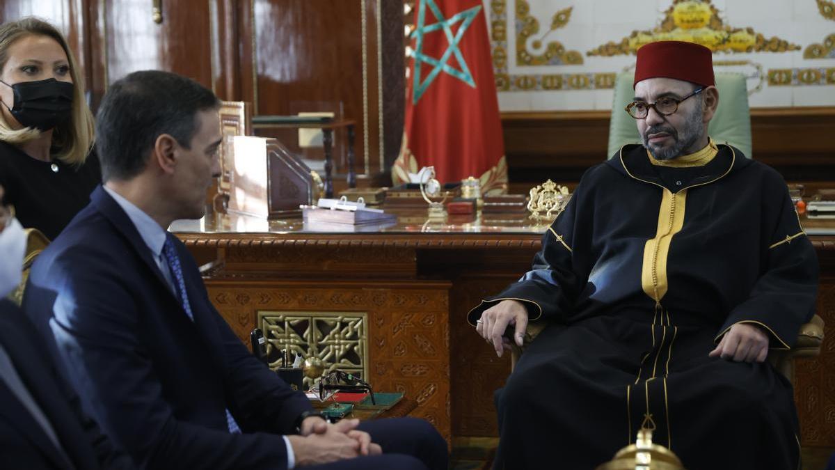 El presidente español, Pedro Sánchez, conversa con el rey Mohamed VI de Marruecos durante su reunión del pasado 7 de abril.