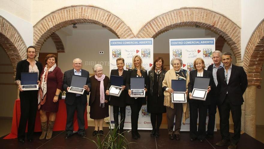 Imagen de los comerciantes galardonados al final de la entrega de los premios. l. o.