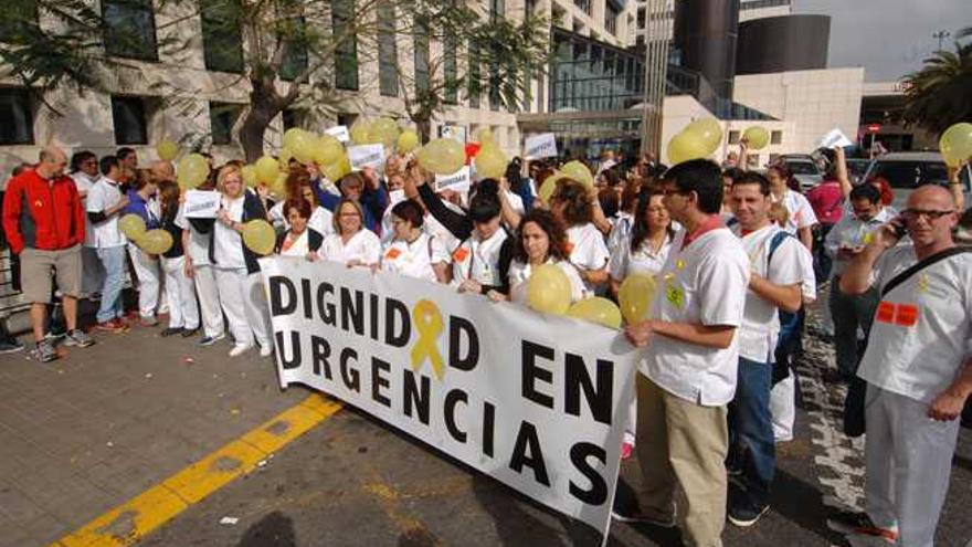 Los trabajadores del servicio de Urgencias, ayer, durante la protesta en las inmediaciones del Hospital Insular.