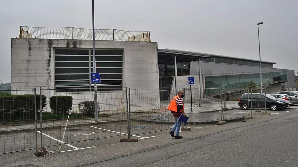 El polideportivo de El Berrón, protegido por vallas de seguridad. | A. I.